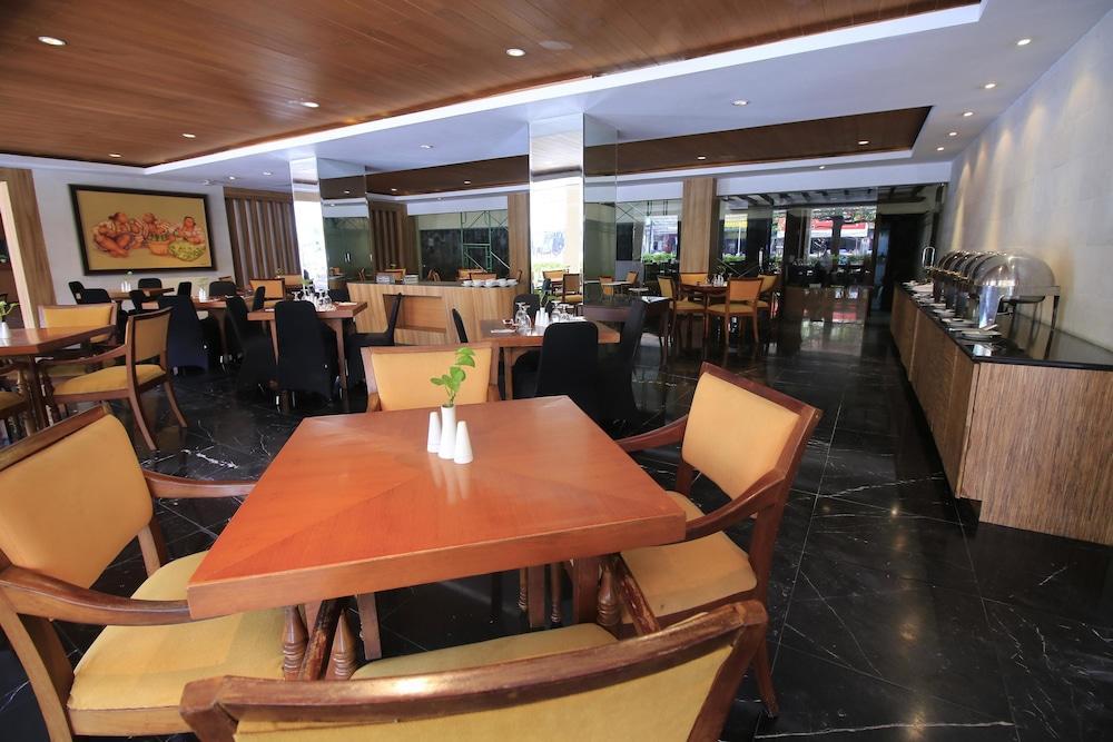 Hotel Mutiara Malioboro Yogyakarta Buitenkant foto