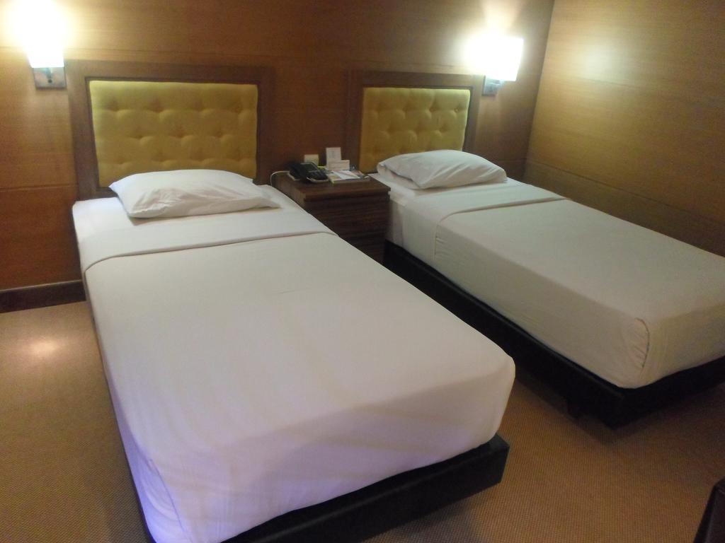 Hotel Mutiara Malioboro Yogyakarta Buitenkant foto