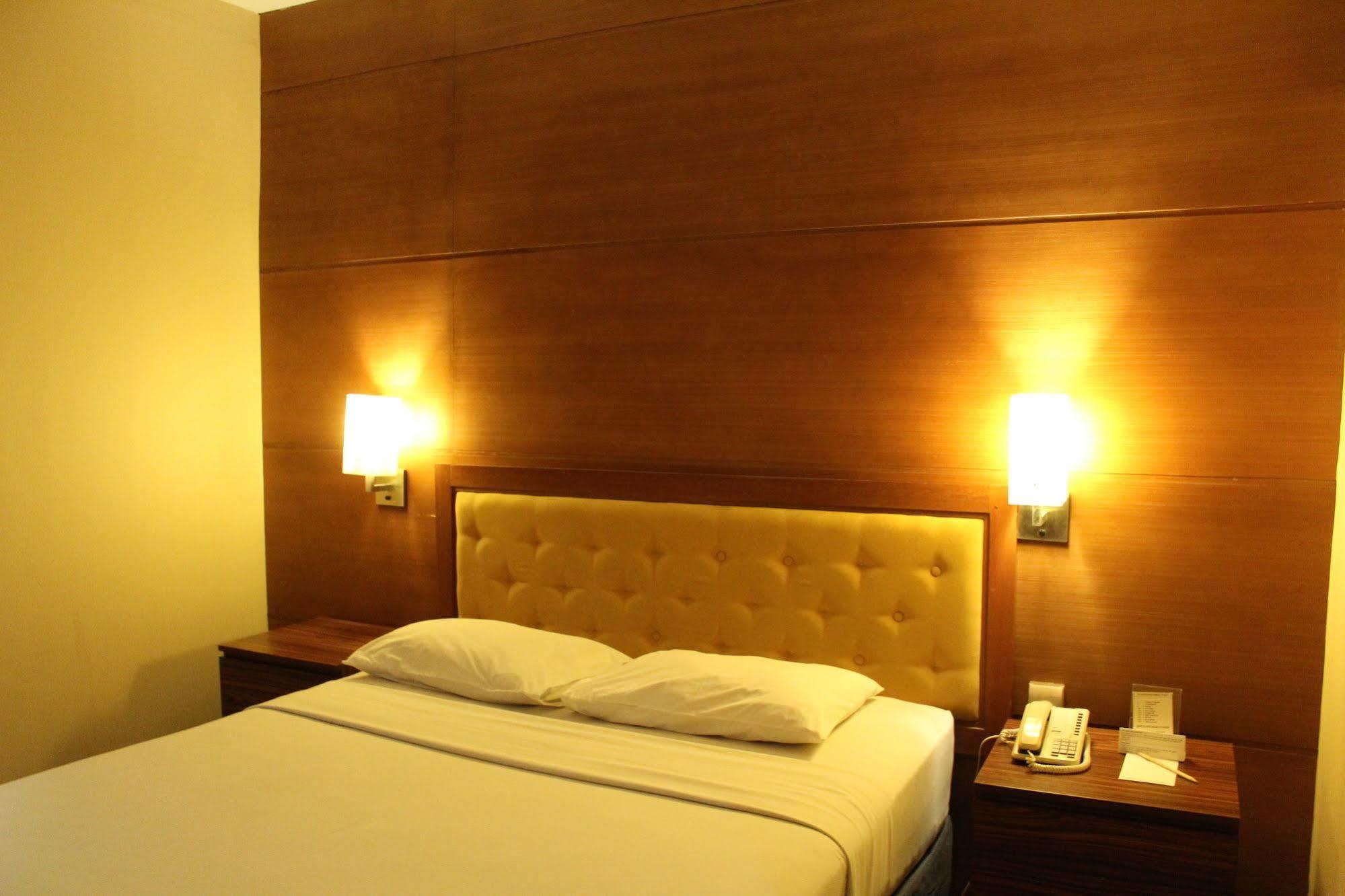 Hotel Mutiara Malioboro Yogyakarta Buitenkant foto
