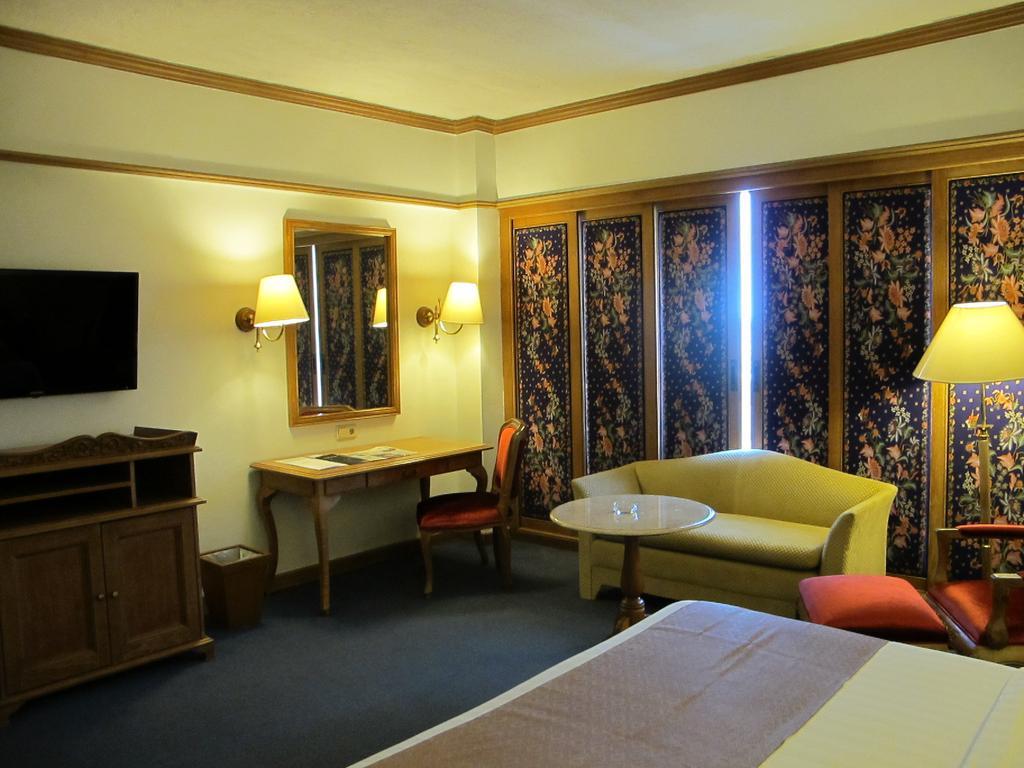 Hotel Mutiara Malioboro Yogyakarta Buitenkant foto